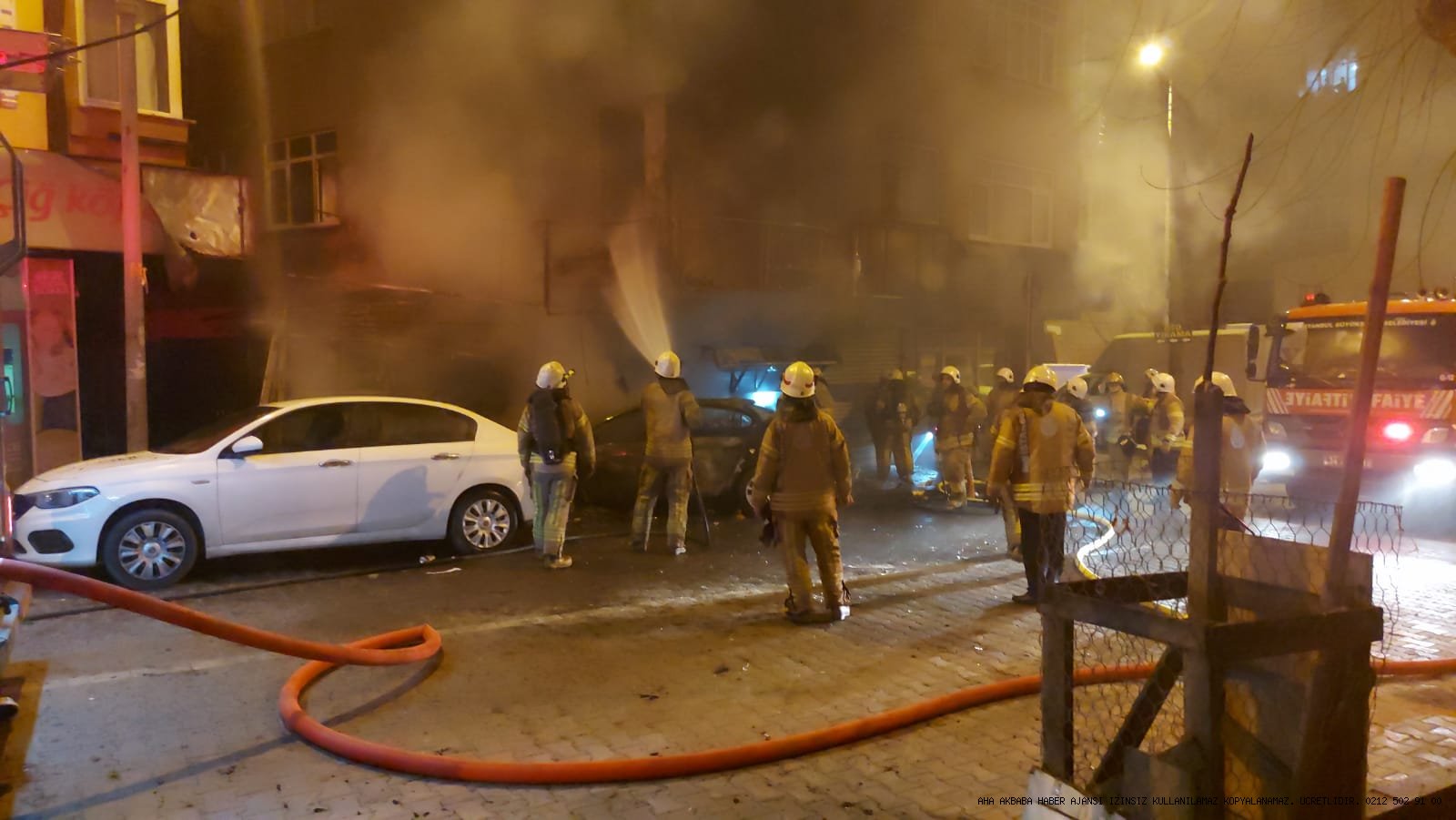 Bahçelievler'de Binaya çarpan araç Alev Alev yandı, Can Pazarı yaşandı