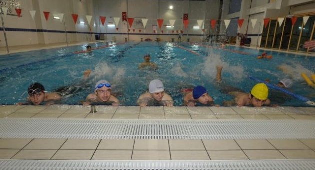 Engelleri Yüzerek Aşıyorlar…